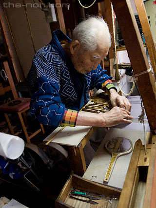 Yasujirō Yamaguchi facing his favourite loom.